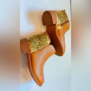 OshKosh B'gosh Tan Leather Detail